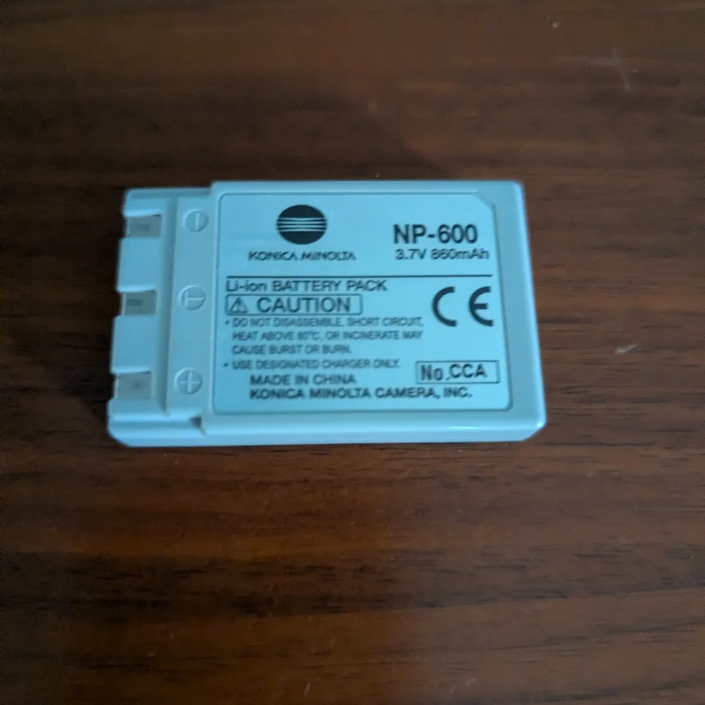 Minolta DiMAGE G500 5MP Digital Camera 3x Optical Zoom And Battery